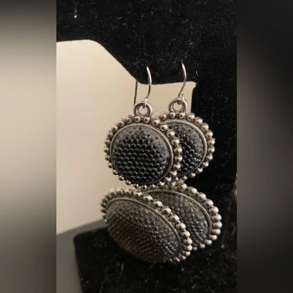 Set of Six Pairs of Elegant Assorted Earrings🩷.No missing rhinestones or beads. - Picture 5 of 7